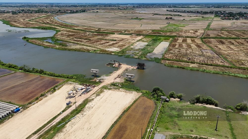 At the project site, the section undertaken by Taco Truong Son Joint Stock Company is deserted of workers and construction machinery. Photo: Nguyen Luan