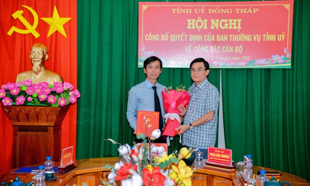 Ông Nguyễn Văn Mười - Phó Bí thư Tỉnh ủy, Trưởng Ban Tổ chức Tỉnh ủy trao quyết định điều động, bổ nhiệm và tặng hoa chúc mừng ông Nguyễn Việt Nhân. Ảnh: dongthap.gov.vn