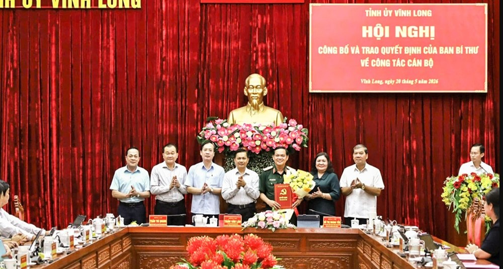 Ban Thường vụ Tỉnh ủy Vĩnh Long chúc mừng Thiếu tướng quân đội Phạm Văn Thanh. Ảnh: Chanh Tuy