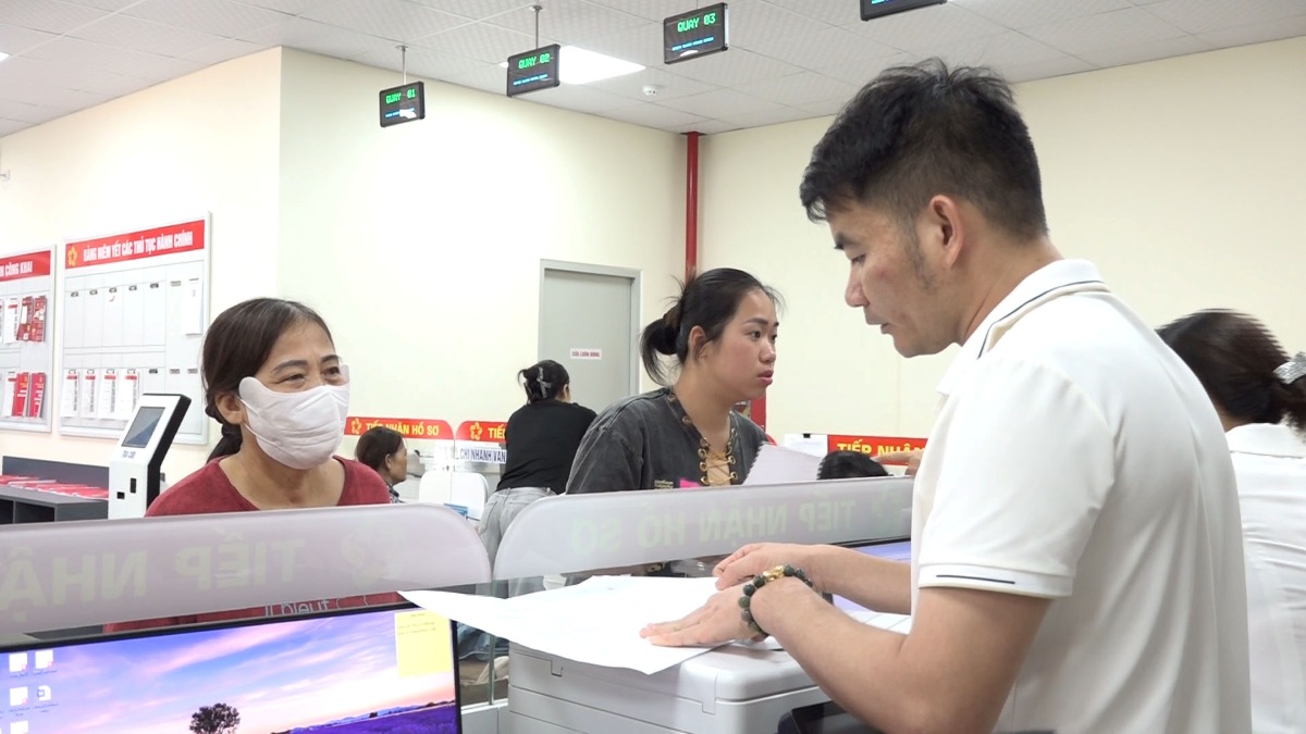 Hướng dẫn người dân giải quyết thủ tục hành chính ở phường Kiến An (Hải Phòng). Ảnh: Mai Dung 