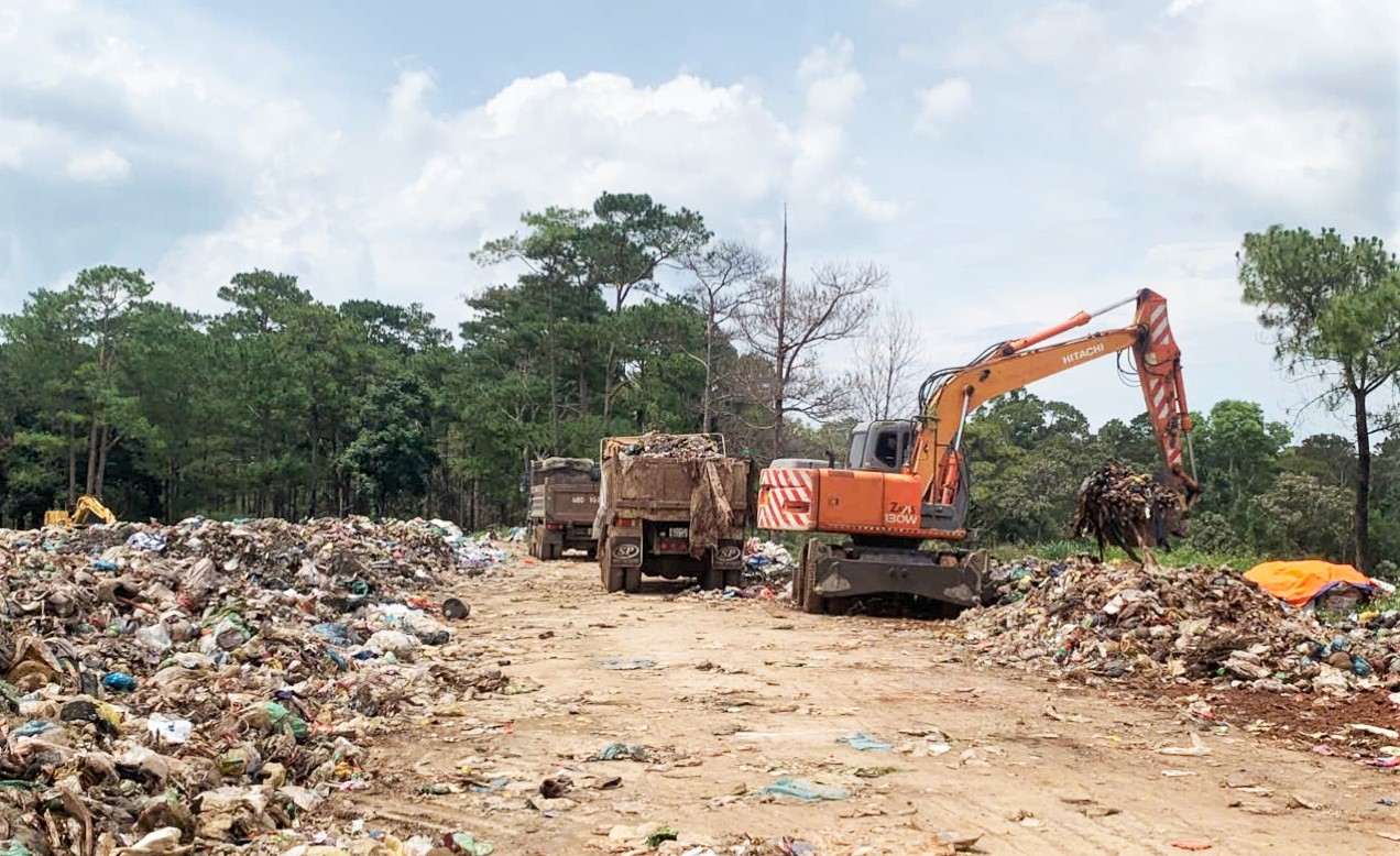 Excavators and dump trucks operate continuously to treat the amount of garbage accumulated at the Bao Lam commune landfill 4. Photo: Phuc Khanh