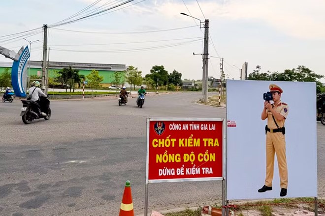 Simulated image of traffic police officers shooting for speed at Nguyen Thi Minh Khai - Can Vuong intersection (Binh Dinh ward, Gia Lai). Photo: Nguyen Chon