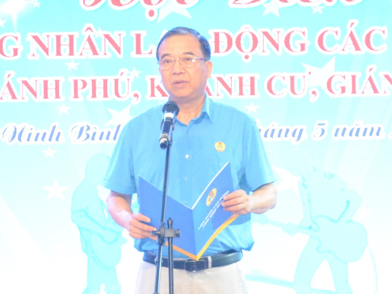 Ông Vũ Hồng Minh - Phó Chủ tịch LĐLĐ tỉnh Ninh Bình phát biểu khai mạc hội thi. Ảnh: Nguyễn Trường