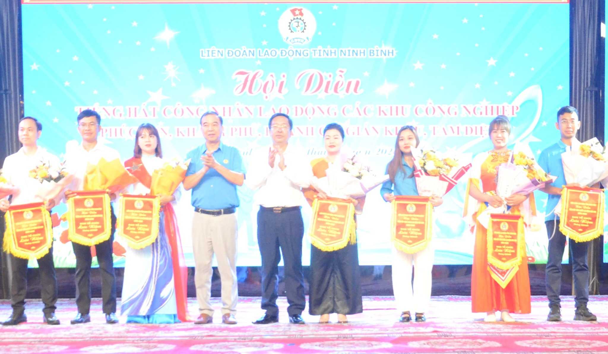 The organizing committee presents flowers and souvenir flags to the teams participating in the contest. Photo: Nguyen Truong