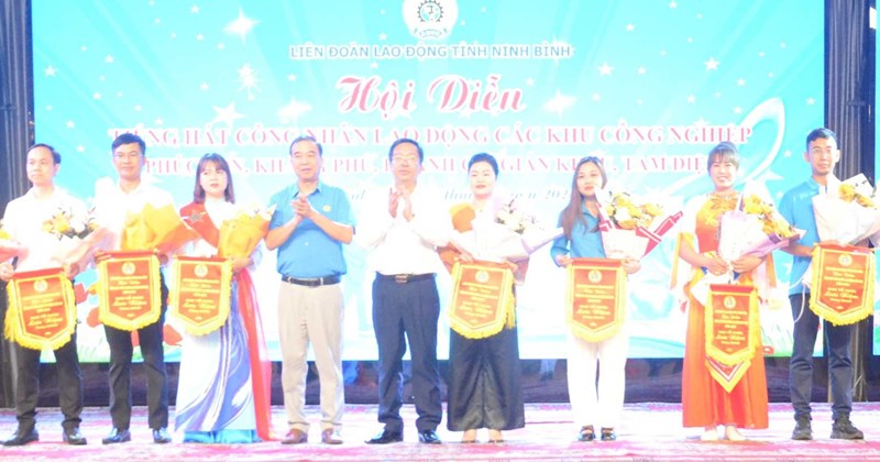 Exciting CNLĐ singing contest in industrial parks of Ninh Binh province