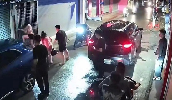 Công an vào cuộc vụ hai cô gái bị đánh giữa đêm ở Xuân Đỉnh. Ảnh cắt từ clip
