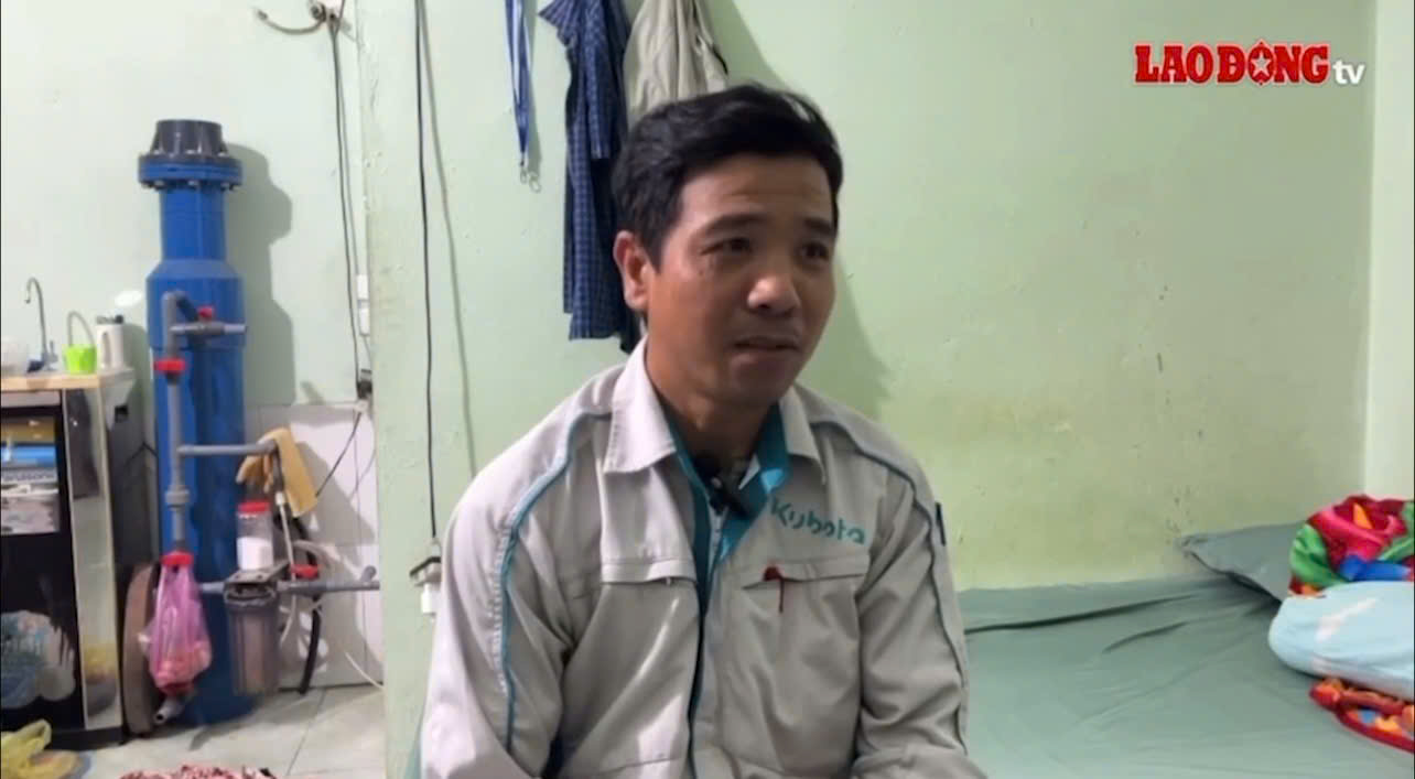 Mr. Nguyen Huu Hau - a construction worker in Hanoi participates in contributing opinions to the Draft. Photo: Minh Huong.