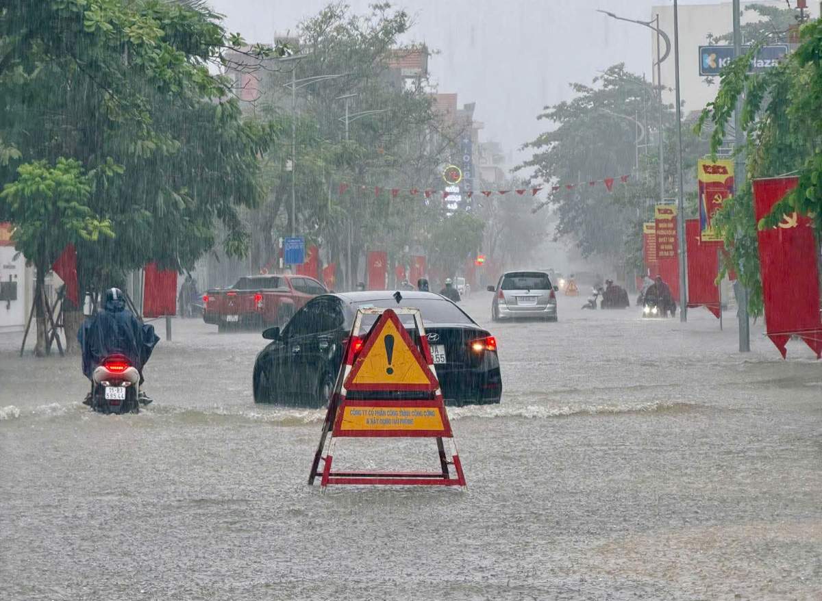Heavy rain lasting from the early morning of May 17 caused Tran Thanh Ngo street (Hai Phong) to be deeply flooded. Photo: Pham Thuy Duong