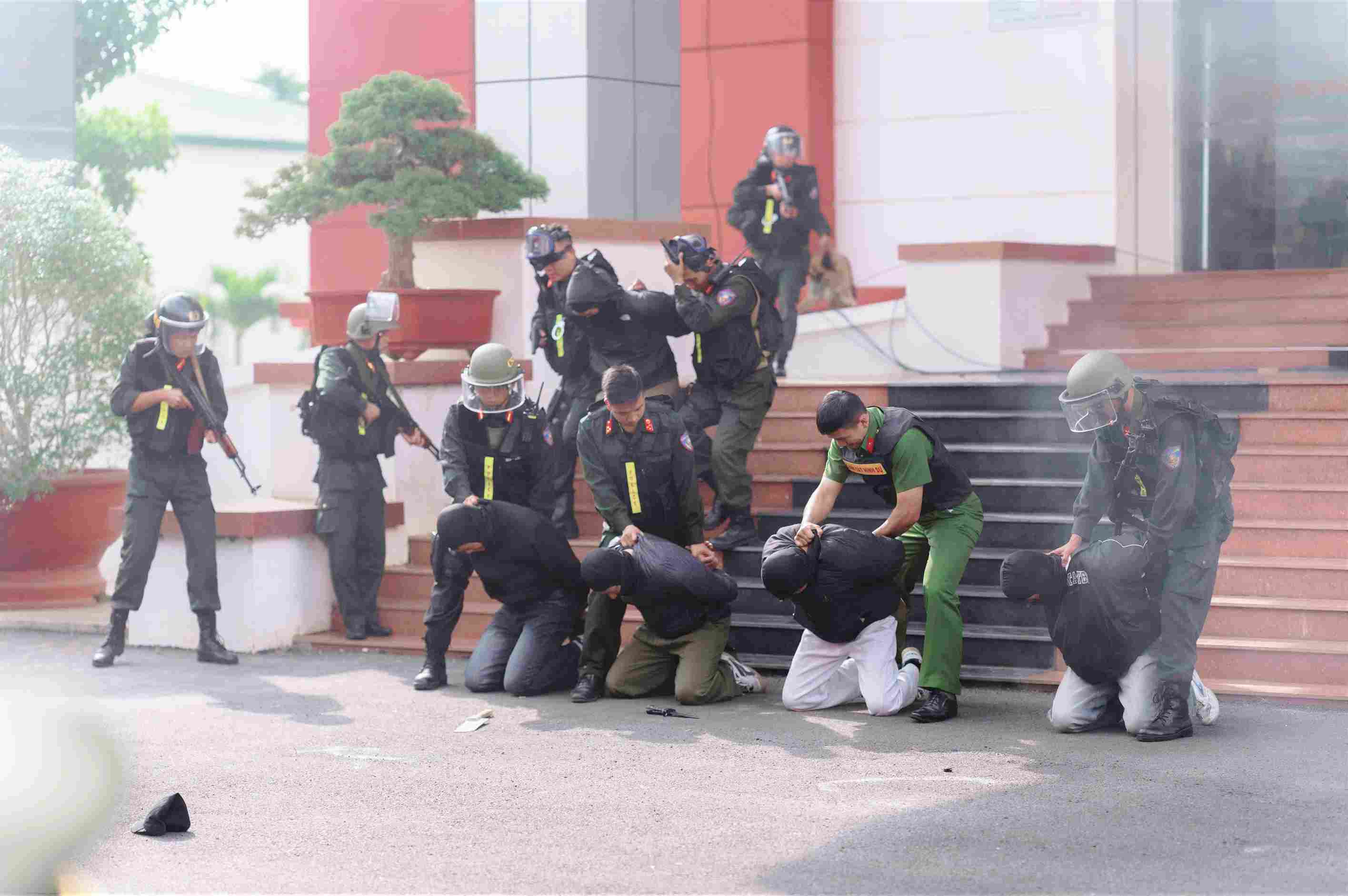 Simulated situation when forces control a group of bank robbers at the drill. Photo: Le Tien