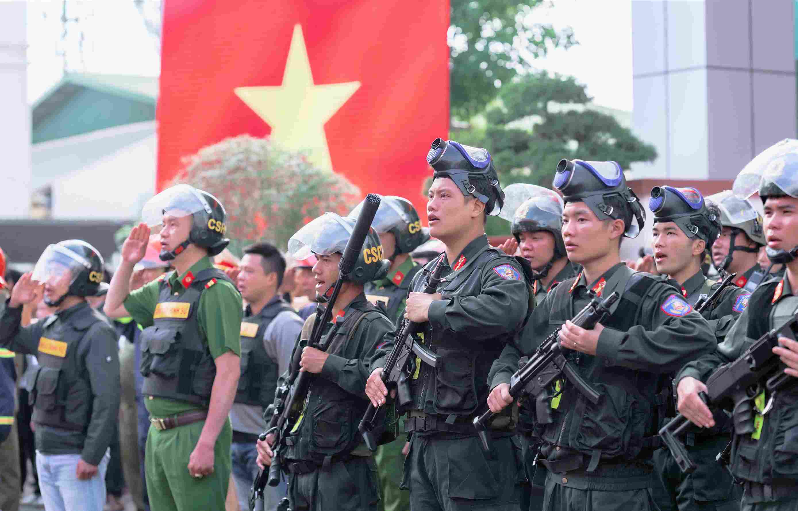 Các lực lượng tham gia buổi diễn tập chống cướp ngân hàng tại Lâm Đồng. Ảnh: Lê Tiến