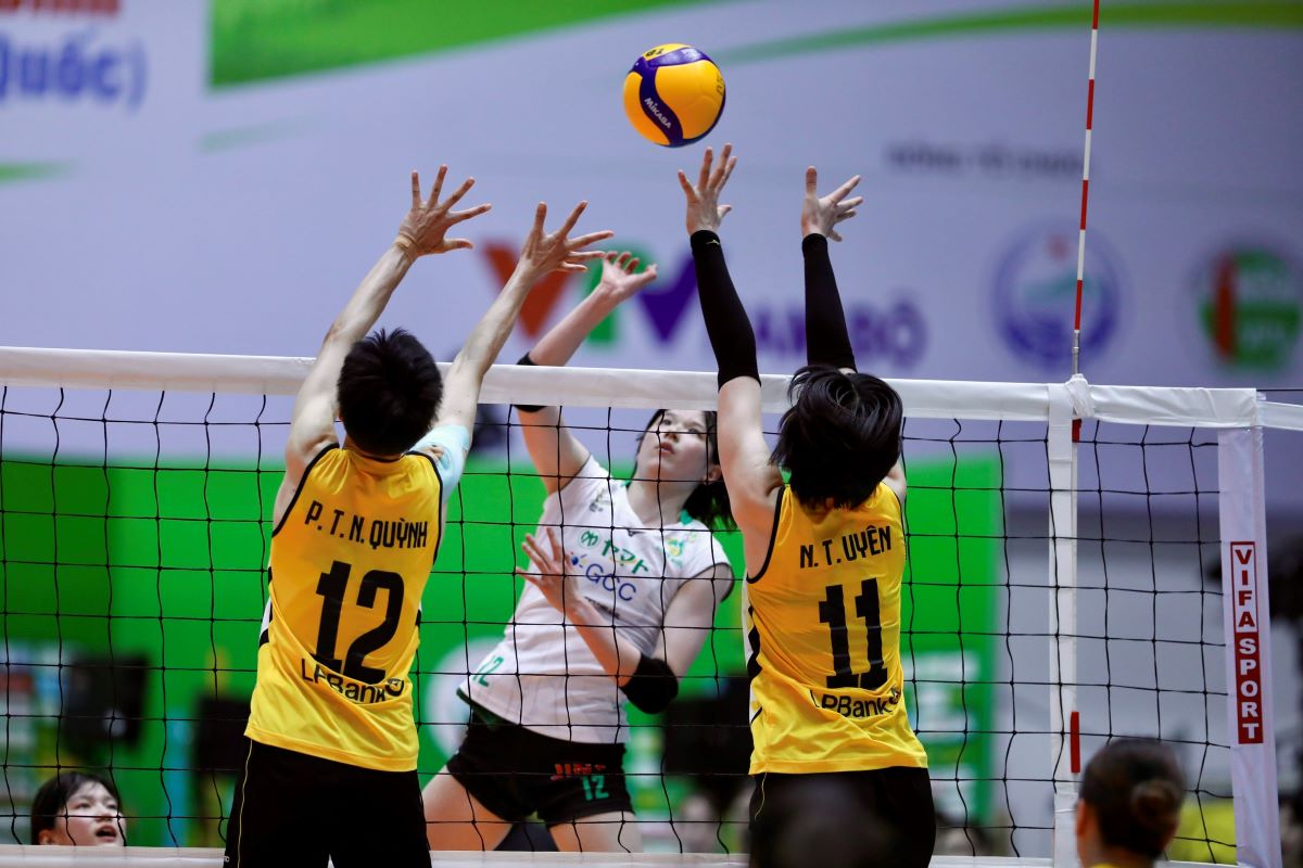 LPB Ninh Binh made it difficult for themselves at the VTV9 - Binh Dien International Women's Volleyball Cup after losing 1-3 to Gunma Green Wings. Photo: Phuong Dung