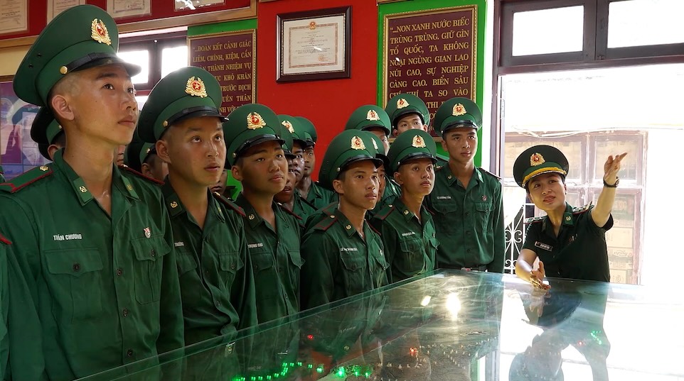 Jóvenes soldados de la Guardia Fronteriza de la ciudad de Hue y actividades de educación tradicional. Foto: Vo Tien