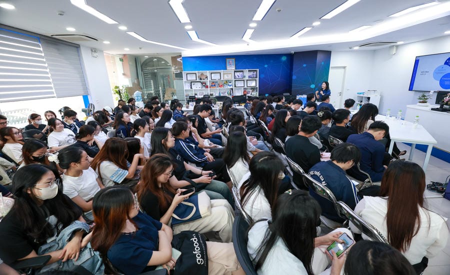 Students of the University of Economics under Vietnam National University, Hanoi attend a soft skills class at the school. Photo: Hai Nguyen