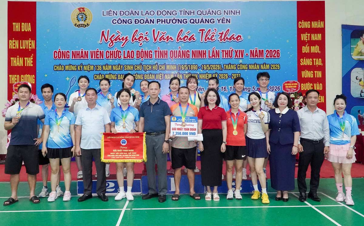Leaders of Quang Yen ward award prizes to the overall first team. Photo: Quang Yen Trade Union