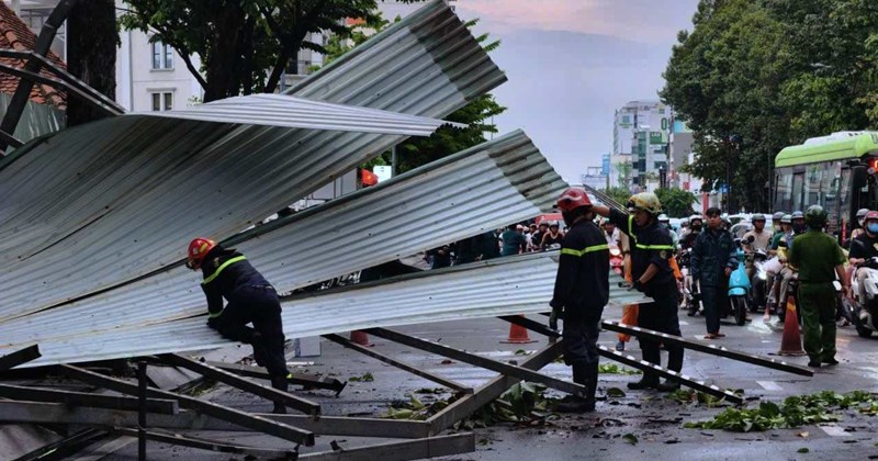 Lốc xoáy quật đổ mái tôn, giao thông cửa ngõ Tân Sơn Nhất ùn tắc