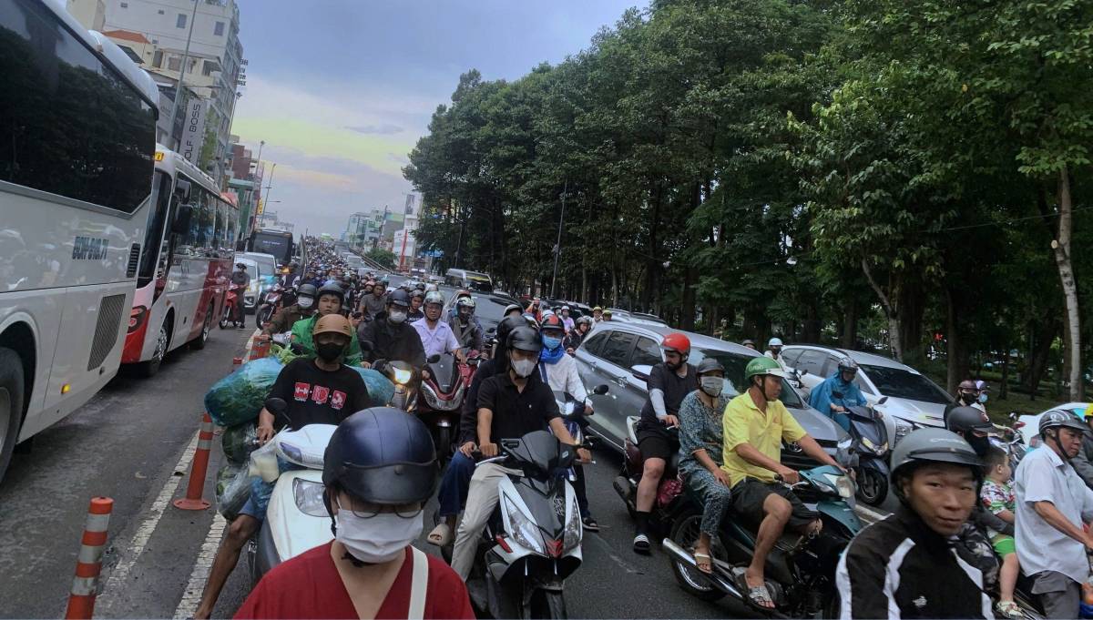 Giao thông qua khu vực đường Hoàng Văn Thụ (đoạn gần vòng xoay Lăng Cha Cả) ùn tắc. Ảnh: Minh Tâm