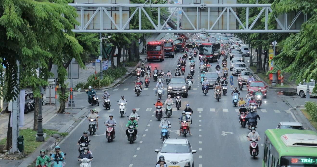 Hàng loạt xe chuyên dụng cùng cán bộ chiến sĩ PCCC và CNCH (Công an TPHCM) có mặt hiện trường. Ảnh: Minh Tâm