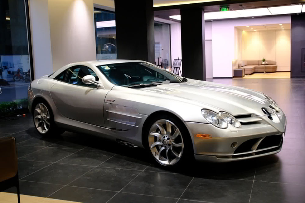 Mercedes-Benz SLR McLaren appeared at a car event in Hanoi, attracting the attention of car enthusiasts. Photo: Vinh Nam