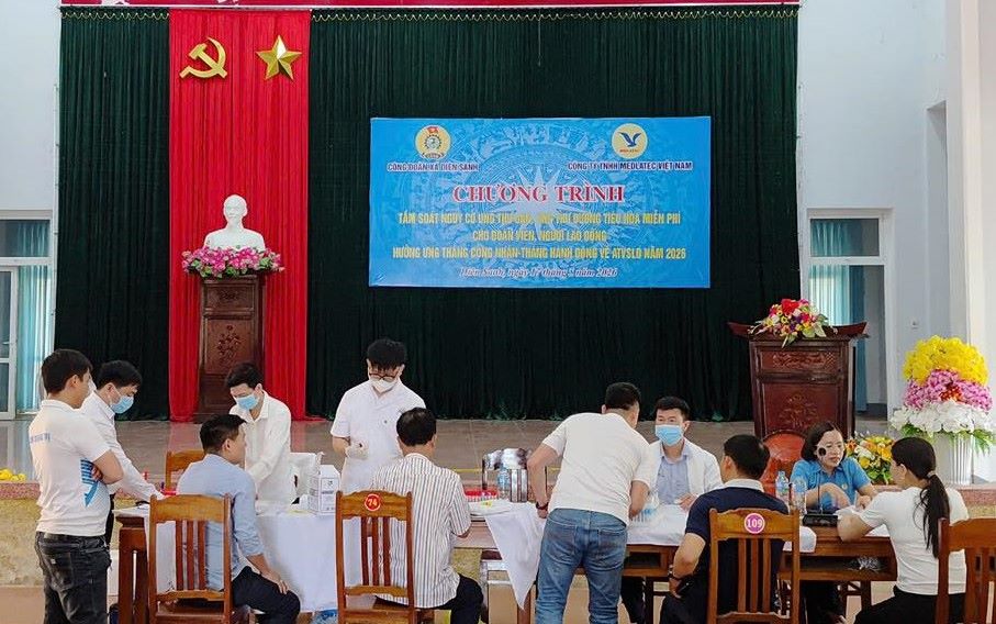 Dien Sanh Commune Trade Union coordinates to organize free examination and screening for liver cancer and digestive tract cancer for union members. Photo: Quang Tri Trade Union