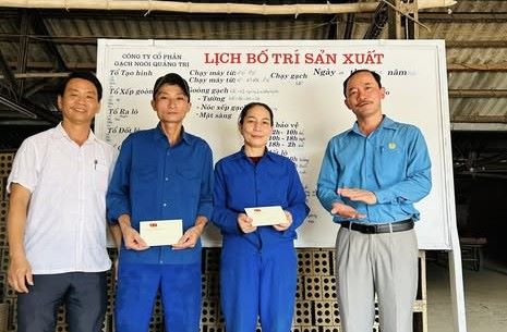 Quang Tri Provincial Labor Federation organizes visits and provides support to union members and workers in particularly difficult circumstances. Photo: Quang Tri Trade Union