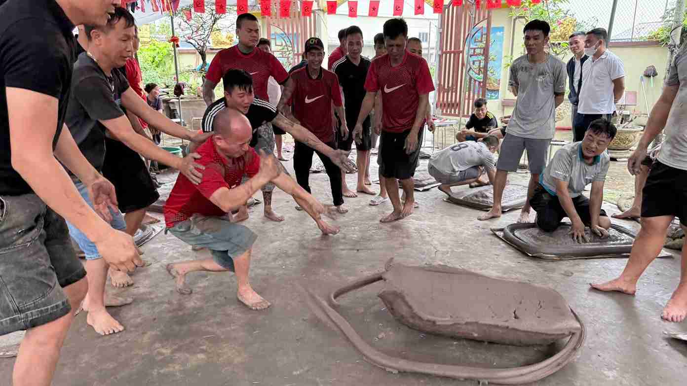 Land firecracker exchange contributes to preserving and promoting the beauty of local folk culture. Photo: Tu Ky Commune