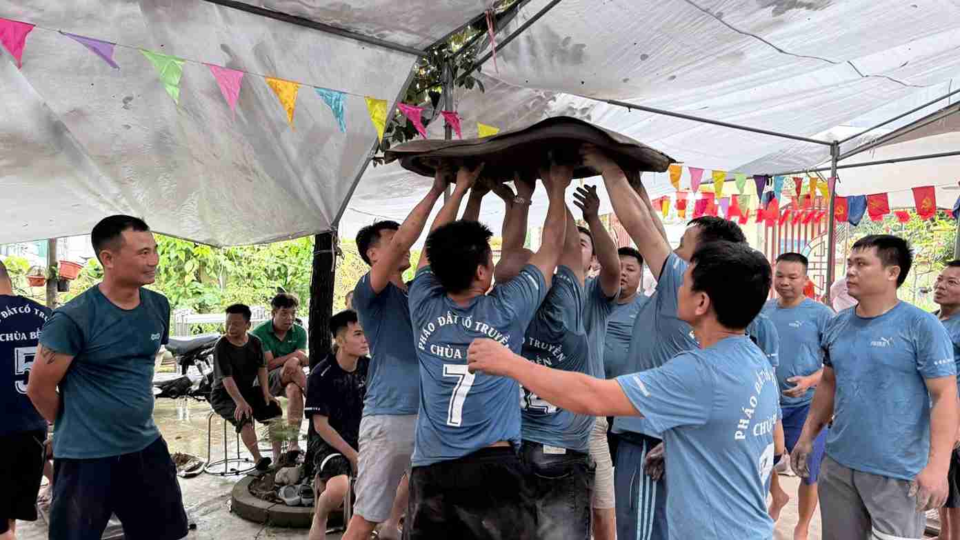 Gần 100 pháo thủ đến từ 4 xóm trong thôn Vạn Tải tham gia ngày hội giao lưu pháo đất. Ảnh: Xã Tứ Kỳ