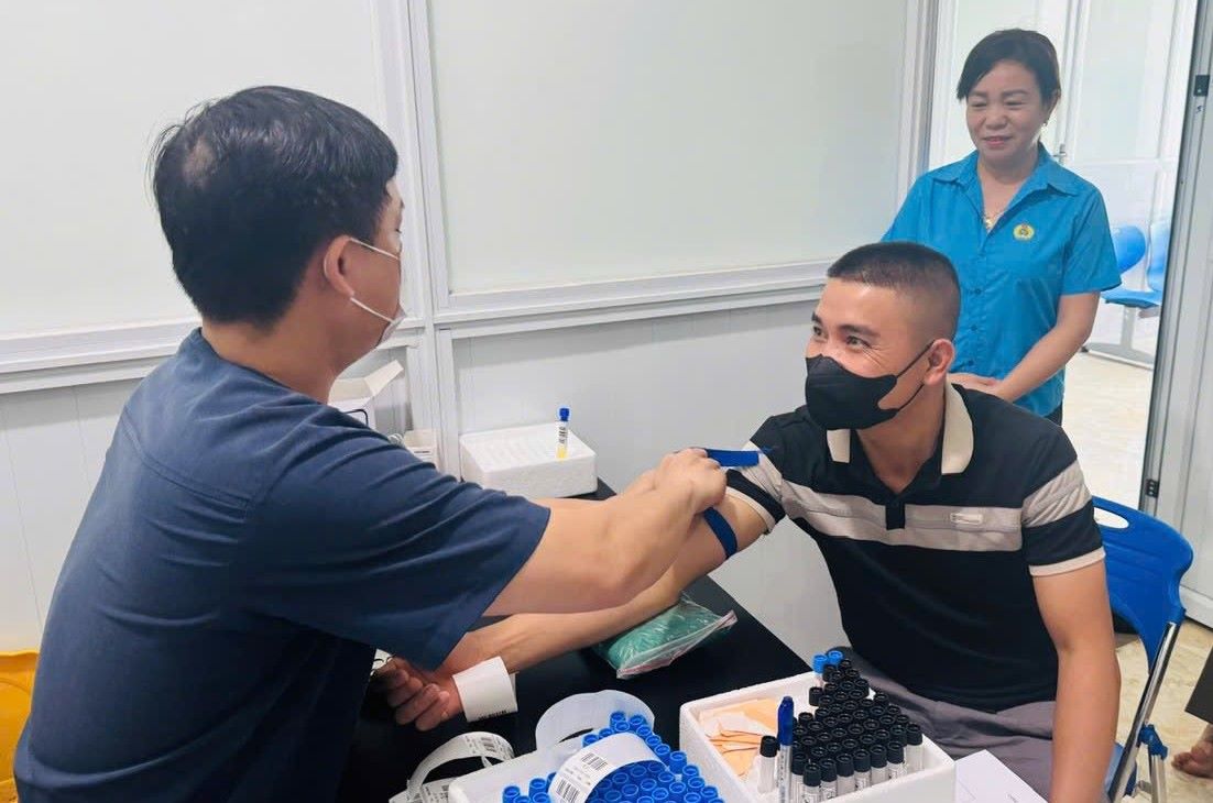 Quy Hop Commune Trade Union coordinates to organize medical examination, health consultation and free medicine distribution programs for union members and workers. Photo: Nghe An Trade Union