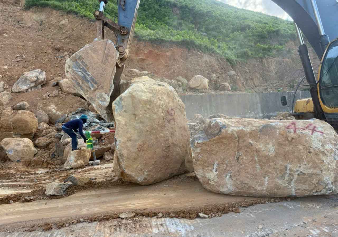 Những tảng đá mồ côi lớn được xử lý. Ảnh: Trần Tuấn