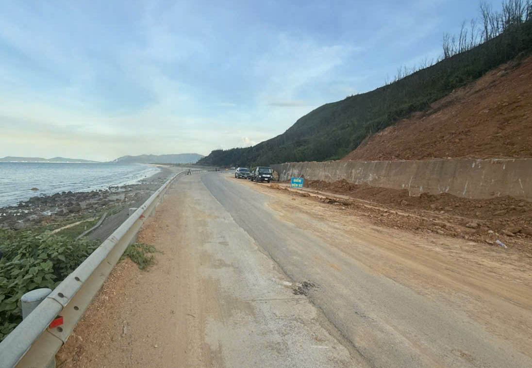 Ha Tinh coastal road has been cleared after days of handling at the landslide point through Hai Ninh ward. Photo: Tran Tuan