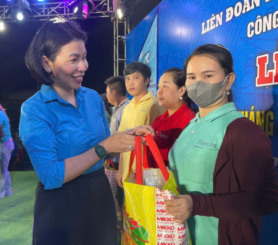 Bà Mai Thanh Thảo - Ủy viên Thường vụ, Tổ trưởng Tổ công tác quản lý địa bàn số 4 LĐLĐ TPHCM trao quà cho công nhân khó khăn. Ảnh: Đình Trọng