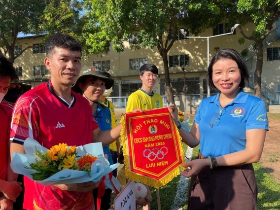 Ms. Mai Thanh Thao - Member of the Standing Committee, Head of Working Group No. 4 for area management of Ho Chi Minh City Labor Federation - encourages workers to participate in health training sports. Photo: Dinh Trong