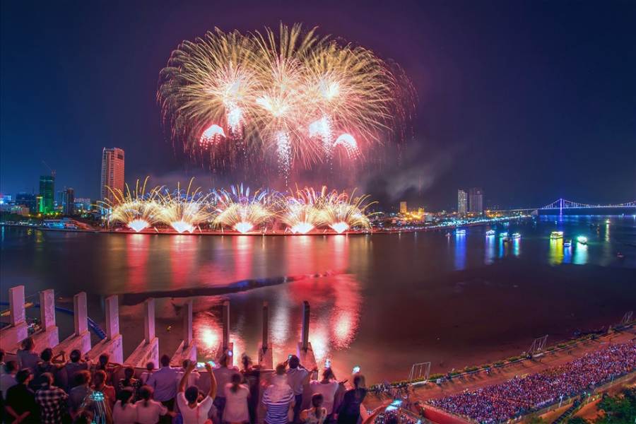 Festival Bunga Api Antarabangsa Da Nang - DIFF 2026 menghimpunkan 10 pasukan bunga api dari 9 negara dan wilayah, yang bertanding selama 6 malam di sepanjang Sungai Han. Foto: Pusat Promosi Pelancongan Da Nang.