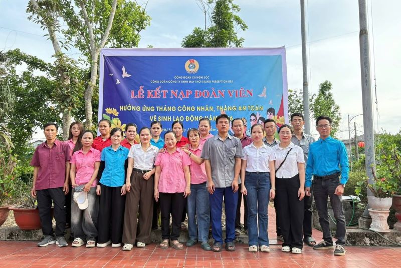 Nghi Loc Commune Trade Union organizes a ceremony to admit 50 new union members at the historical relic site. Photo: Nghe An Trade Union