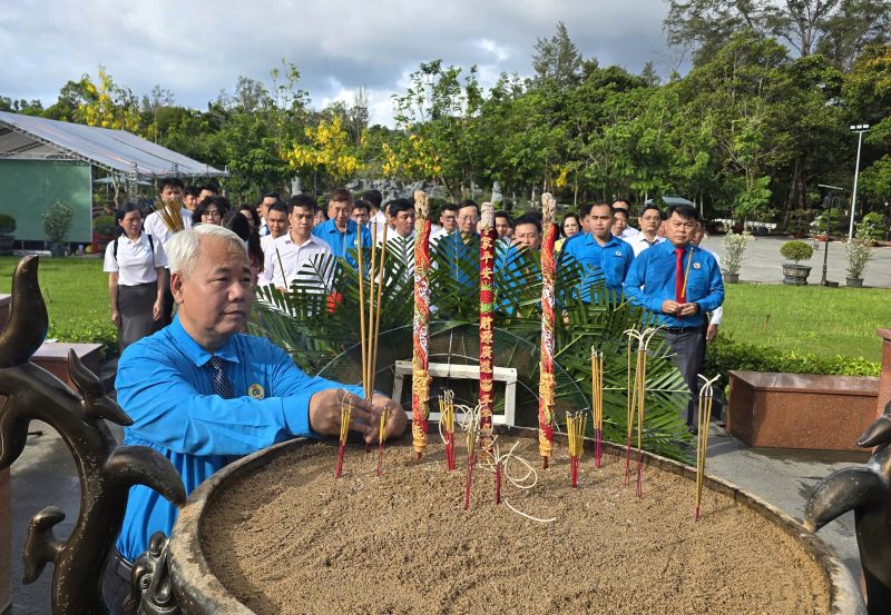 Đoàn cán bộ công đoàn, công nhân, lao động ưu tú của TPHCM do ông Võ Khắc Thái - Phó Chủ tịch Thường trực LĐLĐ TPHCM - làm trưởng đoàn dâng hoa, dâng hương tưởng niệm các anh hùng liệt sĩ hi sinh tại Côn Đảo. Ảnh: Nam Dương