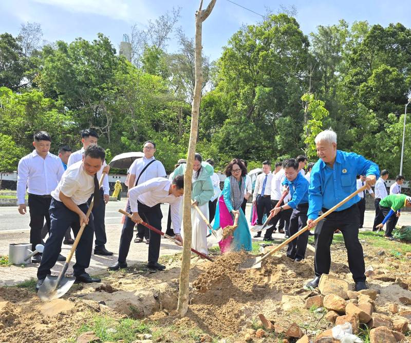 Lãnh đạoLĐLĐ TPHCM và các tân đảng viên thực hiện việc trồng cây xanh tại Công viên Hồ Quang Trung 2, Côn Đảo. Ảnh: Nam Dương