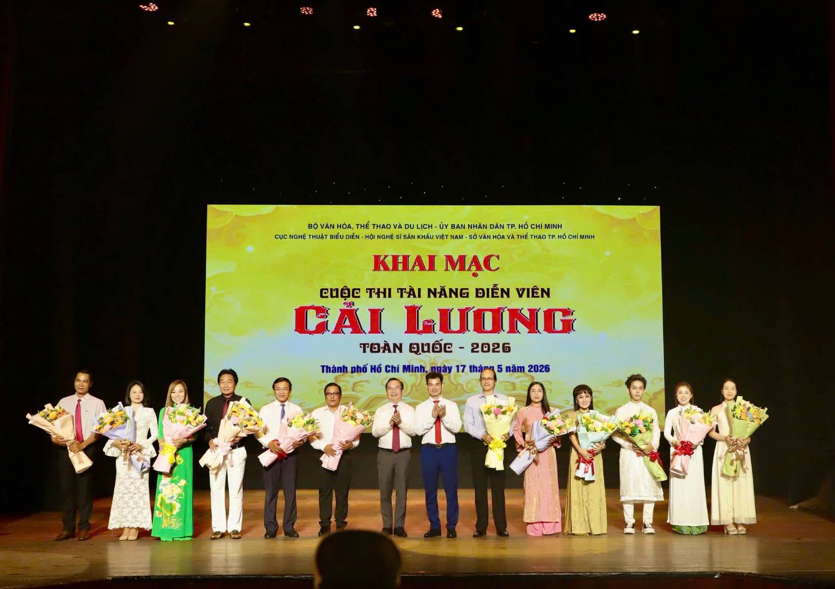 Cục trưởng Cục Nghệ thuật biểu diễn, NSND Nguyễn Xuân Bắc và Giám đốc Sở Văn hóa và Thể thao TPHCM Trần Thế Thuận trao hoa cho đại diện 12 đoàn nghệ thuật. Ảnh: Mai Anh.