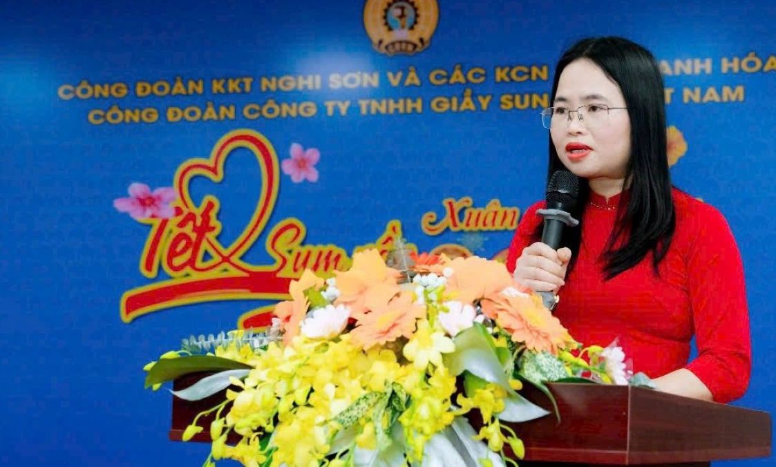 Bà Nguyễn Thị Ái - Công đoàn Công ty TNHH Giầy Sunjade Việt Nam. Ảnh: T.L