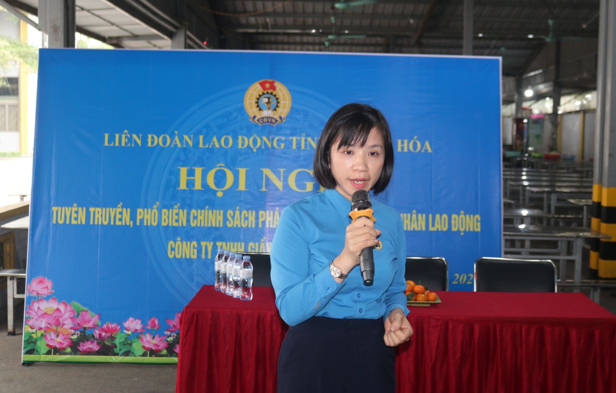 Cán bộ công đoàn Thanh Hóa tập huấn về chính sách pháp luật cho công nhân tại nhà máy. Ảnh: Xuân Hùng