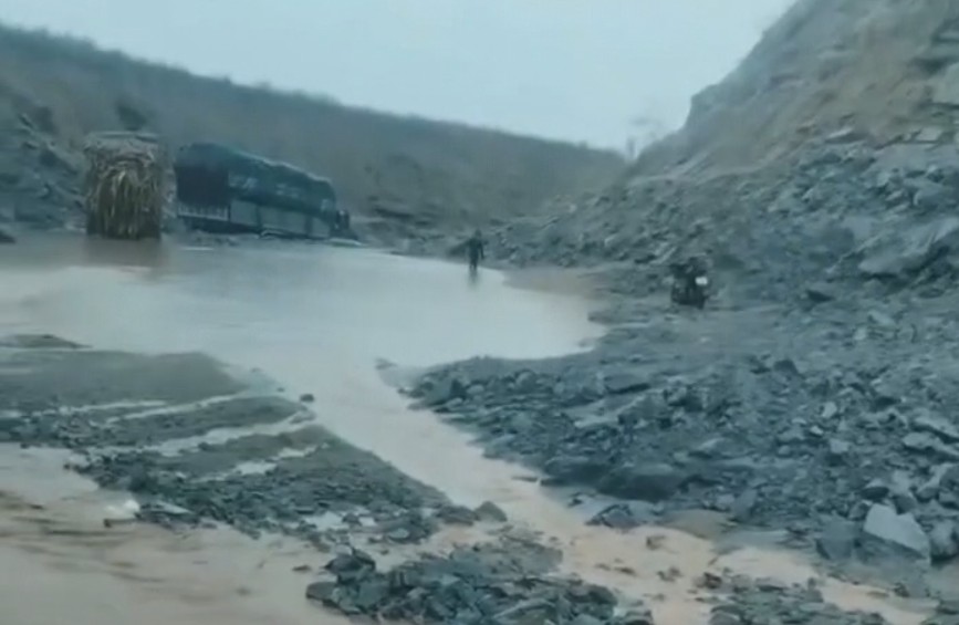 Heavy rain caused serious landslides on a section of DT650 road, affecting traffic.