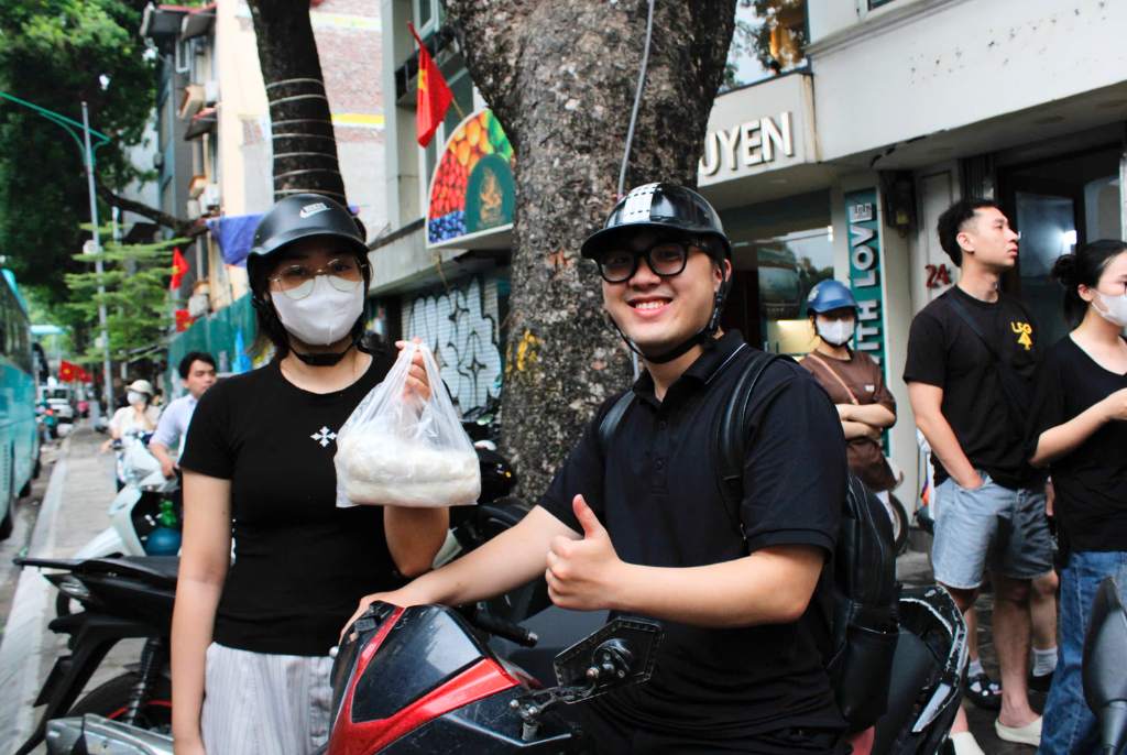 Nhật Mai cùng bạn vui mừng khi mua được bò bía. Ảnh: Ngọc Hà