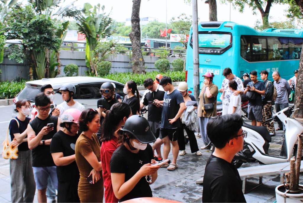 Khách xếp hàng dài chờ mua món bò bía. Ảnh: Ngọc Hà