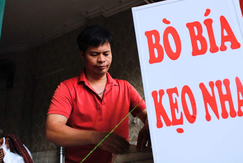 Anh Thành được mọi người đặt cho cái tên “ông chú bán bò bía bí ẩn”. Ảnh: Ngọc Hà
