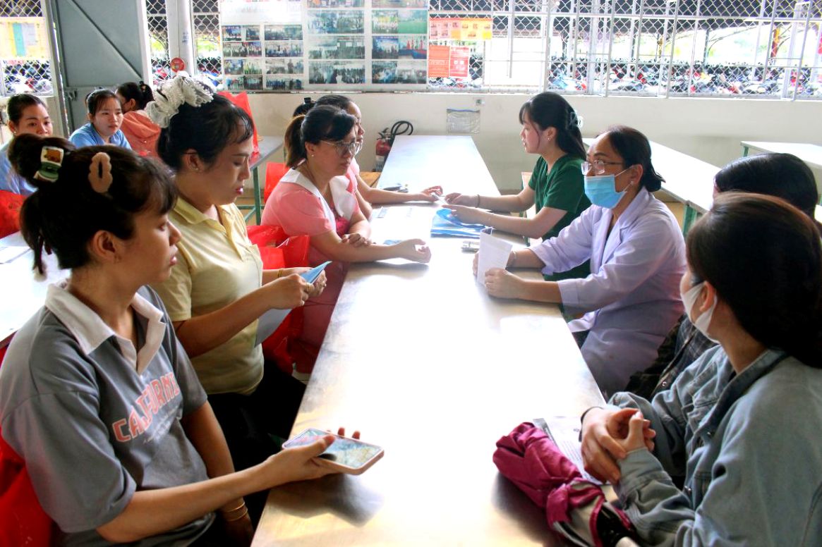 Công đoàn Khu công nghiệp, khu kinh tế Đồng Tháp phối hợp cùng cơ sở y tế uy tín tổ chức các buổi tập huấn sức khỏe cho đoàn viên, công nhân, người lao đông. Ảnh: Thanh Mai