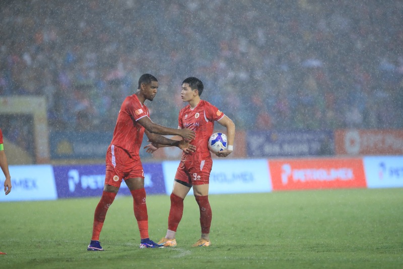The situation of Dinh Bac and Alan competing for a penalty in the Hanoi Police match. Photo: Minh Dan