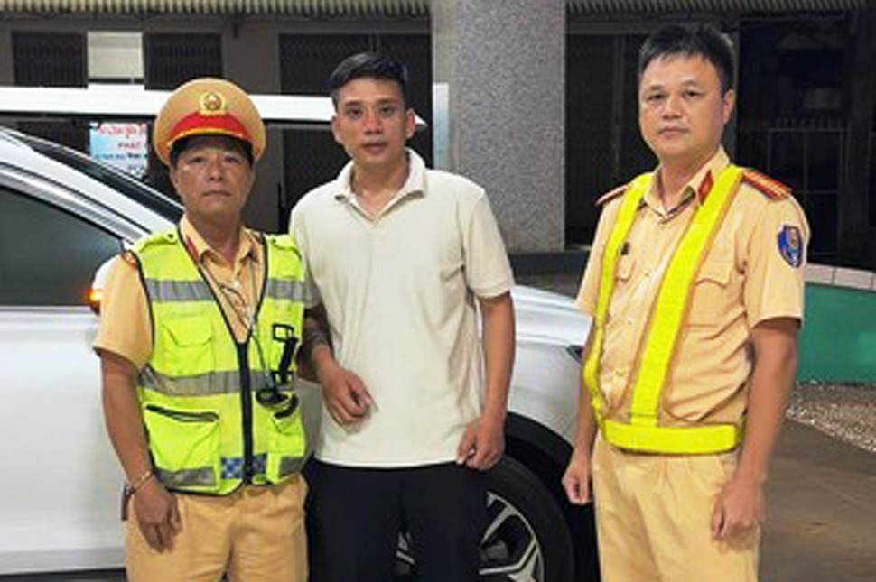 CSGT Gia Lai hỗ trợ ông Võ Tân Việt Phong đưa con đến bệnh viện cấp cứu kịp thời. Ảnh: CSGT