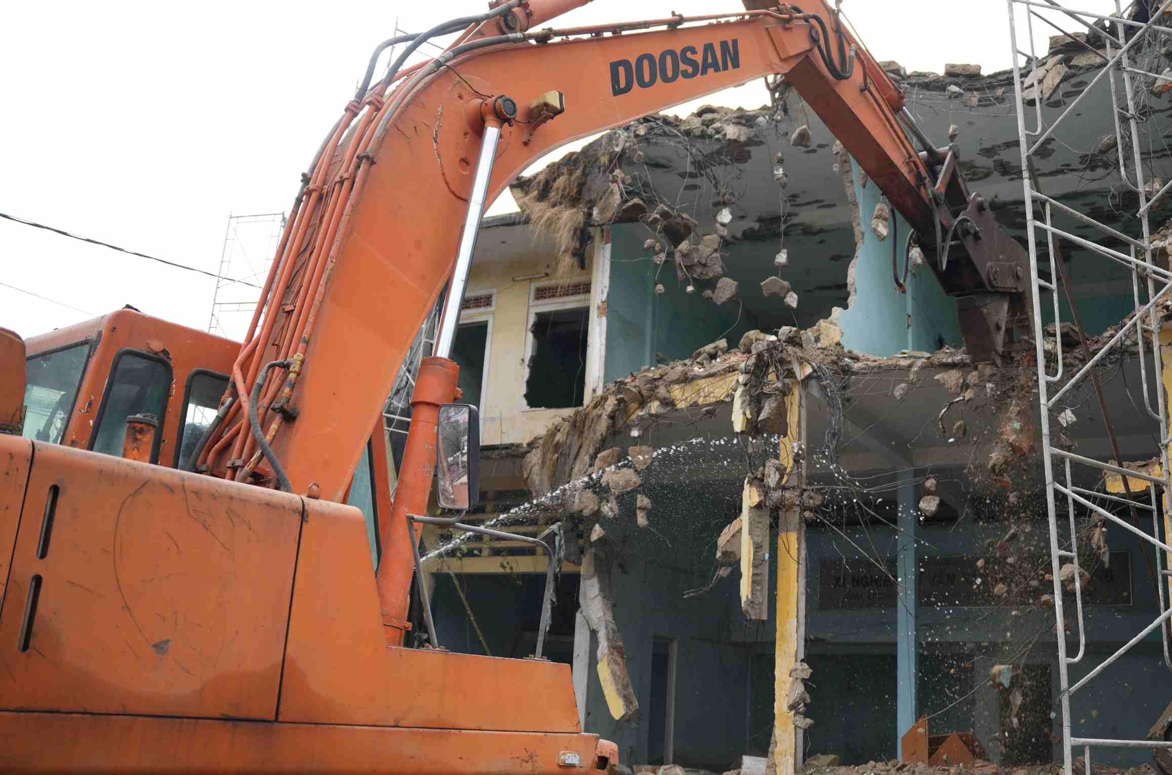 House number 113, Phan Chu Trinh street, in Cam Thanh ward (Quang Ngai) was demolished to serve the project of Expanding the old 5-way intersection. Photo: Thien Hau