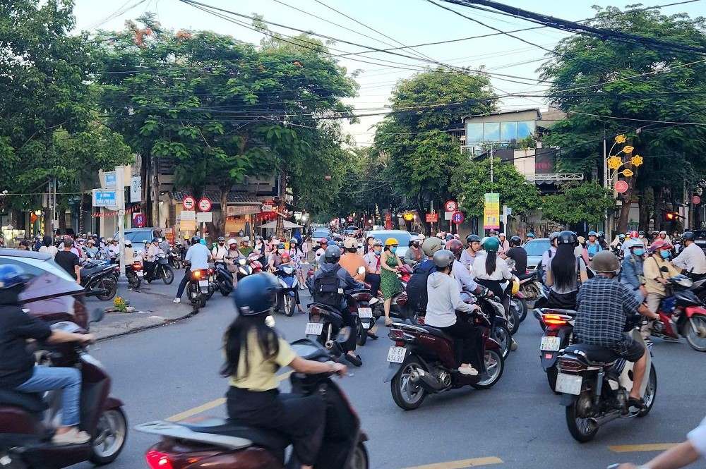 Nút giao ngã 5 cũ, tỉnh Quảng Ngãi thường xuyên kẹt xe vào giờ cao điểm. Ảnh: Đông Giang