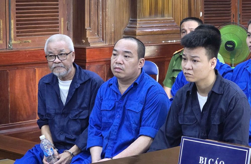 3 bị cáo cưỡng đoạt tiền trong vụ việc lần lượt từ trái qua Lê Văn Lành,  Nguyễn Tuấn Anh, Lê Gia Bảo (con trai Lành). Ảnh: Thu Phương