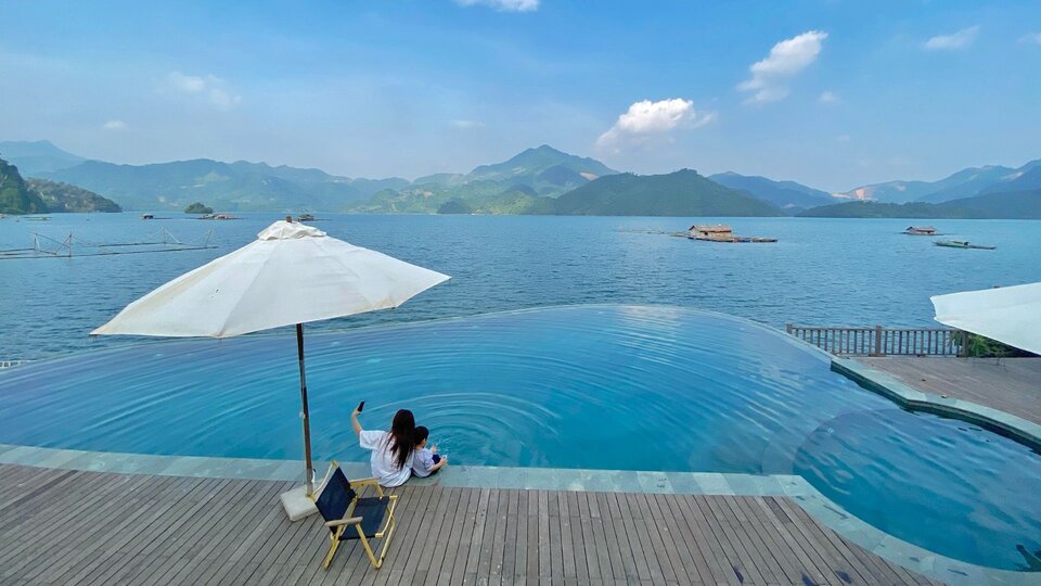 Du lịch cộng đồng ven hồ Hòa Bình. Ảnh: Minh Nguyễn