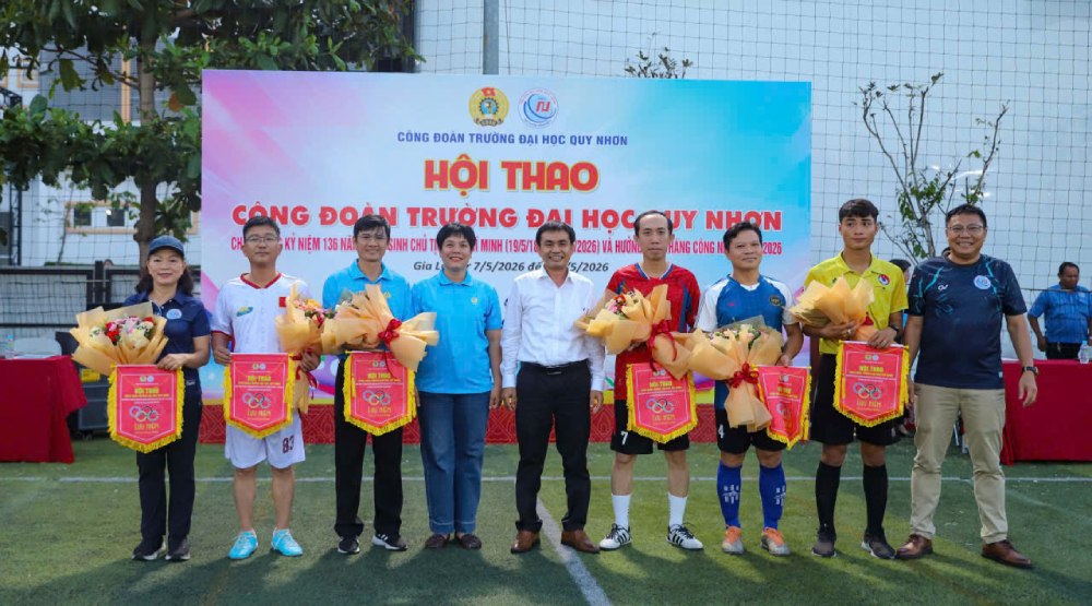 Ms. Pham Thi Bich Duyen (4th from the left) - Chairwoman of the Trade Union of Quy Nhon University said that it is necessary to boldly promote the digital trade union model to strengthen the ability to connect with union members. Photo: NVCC